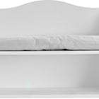 Die KraftKids Kindersitzbank weiß mit Sitzauflage bietet eine gebogene Rückenlehne, eine strukturierte hellgraue Polsterung und ein offenes Staufach - ideal als praktische Kinderzimmer Sitzbank mit Stauraum.