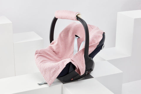 Babytæppe til autostol til sommerbrug i musselin med gyldne prikker – let og luftigt