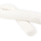 Die Wickeltischrolle Musselin goldene Punkte auf Weiß von KraftKids GmbH hat einen weißen Stoff mit dezenten goldenen Punkten auf weißem Hintergrund.