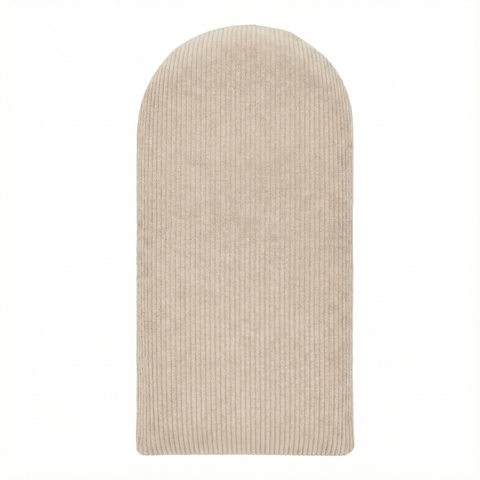 Die KraftKids Wandpaneel abgerundet Cord Breitcord in beige hat eine breite gerippte Textur und eine abgerundete Spitze - flach auf weißem Hintergrund gezeigt, ist es ideal für eine gemütliche Atmosphäre zu schaffen.