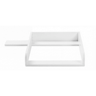 Der KraftKids Wickelaufsatz weiß, passend für 108 cm breite HEMNES Kommode Blende und eine Wickelfläche von 50 x 70 cm, wird als minimalistischer weißer Aufsatzrahmen mit offener Seite auf schlichtem Hintergrund gezeigt.