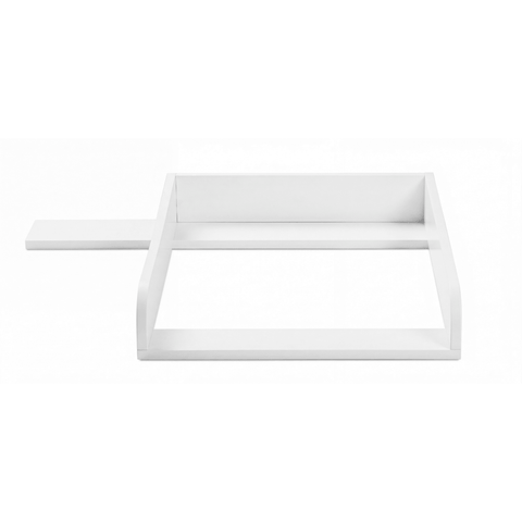 Der KraftKids Wickelaufsatz weiß, passend für 108 cm breite HEMNES Kommode Blende und eine Wickelfläche von 50 x 70 cm, wird als minimalistischer weißer Aufsatzrahmen mit offener Seite auf schlichtem Hintergrund gezeigt.