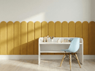 Ein minimalistisches Kinderzimmer mit einem kleinen weißen Schreibtisch, einem hellblauen Stuhl, Holzspielzeug und Buntstiften. An der Wand hängt der KraftKids Wandpaneel abgerundet Doppelkrepp in Senfgelb, der diesem modernen Raum eine gemütliche Note verleiht.