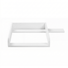 Eine minimalistische, weiße, geometrische Skulptur mit rechteckigem Rahmen und horizontaler Stange spiegelt das klare, moderne Design des KraftKids Wickelaufsatzes weiß für 108 cm HEMNES Kommode wider und verbindet funktionale Eleganz mit Schlichtheit.