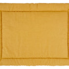 Eine quadratische, senfgelbe Krabbeldecke Leinen gelb senfgelb von KraftKids mit strukturiertem Stoff und einem dicken Rand, von oben auf weißem Hintergrund abgebildet - perfekt für die Kombination mit Ihrem Aufbewahrung Wickeltisch oder dem passenden Stoffkörbchen.