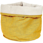 Ein gelbes KraftKids Körbchen rund Leinen gelb senfgelb mit breitem, gefaltetem Rippenrand steht aufrecht und leer - ideal als handgefertigtes Körbchen für stilvolle Aufbewahrung am Wickeltisch.