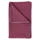 Eine gefaltete magenta-dunkle "Babydecke Leinen" von KraftKids, mit einem dünnen weißen Rand entlang einer Kante, vor einem weißen Hintergrund.