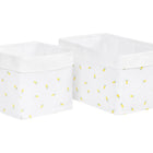 Zwei weiße KraftKids Körbchen Musselin gelbe Zitronen mit gefalteten Rändern, verziert mit einem gelben Zitronenmuster. Ideal zum Organisieren Ihres Wickeltisches. Das Set besteht aus zwei Körbchen in verschiedenen Größen, die nebeneinander auf einem weißen Hintergrund abgebildet sind.