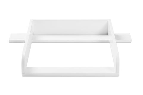 Minimalistischer KraftKids Wickelaufsatz weiß für 108 cm breite HEMNES Kommode, mit Blende und Wickelfläche 50 x 70 cm. Rechteckiger Metallrahmen mit offenen Seiten und flacher Rückwand, von oben auf weißem Hintergrund gezeigt.