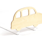 Der KraftKids Rausfallschutz aus Leimholz Auto zeigt ein Auto aus Holz, das aufrecht auf zwei weißen Metallstützen vor einem schlichten weißen Hintergrund steht.