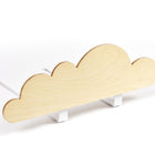 Der KraftKids Rausfallschutz aus Leimholz Wolke ist ein wolkenförmiges Holzregal mit heller Holzoberfläche und weißen Metallbügeln, das sich ideal mit einem Bettgitter Kinder oder Kindersicherer Fallschutz im Kinderzimmer kombinieren lässt.
