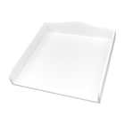 Der KraftKids Wickelaufsatz Universal weiß durchgehender Boden ist eine weiße, minimalistische, rechteckige Dokumentenablage mit hochgezogenen, geschwungenen Kanten, die schräg auf einem einfarbigen Hintergrund abgebildet ist.