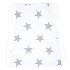 Der KraftKids Sonnensegel große graue Sterne auf Weiss zeigt ein weißes Design mit großen hellgrauen Sternen, hergestellt aus luftdurchlässigem Material, flach auf weißem Hintergrund liegend.