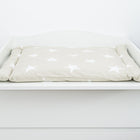 Ein weißer KraftKids Wickelaufsatz, passend für schmale 3er oder 4er MALM Kommoden, mit geschwungenen Seiten-ideal als Wickelstation Babyzimmer und stilvoll kombiniert mit einem beige-weißen Sternchen Wickelauflagenbezug.