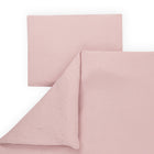 Das KraftKids Bettwäscheset Musselin goldene Punkte auf Rosa, aus 100% Baumwolle mit zarten Goldpunkten, ist teilweise geöffnet und zeigt seine weiche Innenseite - ideal für erholsamen Schlaf vor weißem Hintergrund.