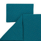 Bettwäscheset Musselin goldene Punkte auf Petrol von KraftKids aus 100% Baumwolle für erholsamen Schlaf, ordentlich zusammengelegt auf weißem Hintergrund.