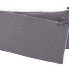 Das KraftKids Bettumrandung Nestchen Musselin, handgefertigt aus 100% Baumwolle, zeigt goldene Punkte auf grauem Stoff und besitzt seitliche Bänder zum Befestigen. Zwei Stück sind gestapelt auf weißem Hintergrund zu sehen.