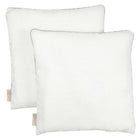 Zwei quadratische weiße KraftKids Kissenbezüge Leinen leicht grünes Weiß haben hellbraune Stoffanhänger und glatte, saubere Oberflächen mit leicht abgerundeten Ecken - ideal für jede Bettwäschekollektion.