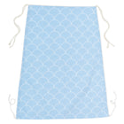 Der KraftKids Sonnensegel weiße Halbkreise auf Pastellblau zeichnet sich durch elegante weiße Jakobsmuster auf Pastellblau aus - ideal für stilvolle und praktische Sonnenschutz-Kinderwagen-Designs.