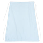 Der KraftKids Sonnensegel kleine Blätter hellblau auf Weiß ist eine hellblaue Schürze mit kleinem weißen Blattmuster, aus weichem Stoff mit langen weißen Taillenbändern, flach auf weißem Grund gelegt.