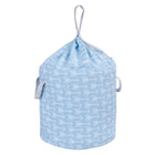 Der KraftKids Spielzeugkorb weiße Pfeile auf Blau ist ein hellblauer zylindrischer Korb mit weißen Pfeilmustern, zwei Griffen und einem Kordelzugverschluss - ideal für Spielzeug oder Wäsche und Ordnung in jedem Raum.