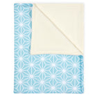 Die KraftKids Babydecke weiße Diamante auf Pastell Blau ist eine kuschelige Fleecedecke - ideal für gemütliche Abende.