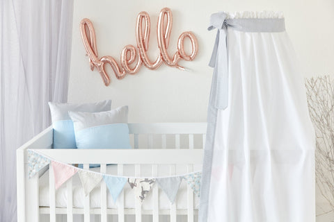 Sengehimmel små blade lysegrå på hvidt