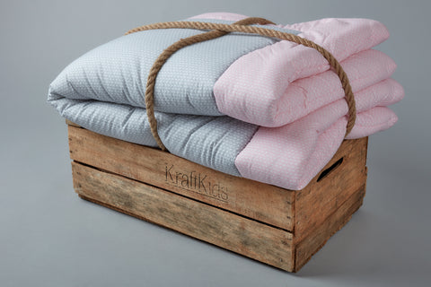 Legemåtte små blade lysegrå på hvid små blade pink på hvid