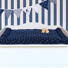 Der weiße KraftKids Wickelaufsatz, passend für schmale 3er oder 4er Schubladen MALM Kommode geschwungen, verfügt über eine marinefarbene Matte mit Ankermuster, maritime Wimpel und Holzspielzeug - ideal als Wickelstation Babyzimmer.