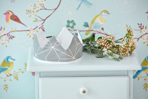 Stof krone hvide tynde diamanter på grå