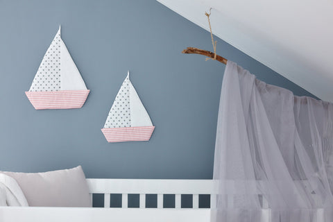 Sejlbåd grå prikker på hvid