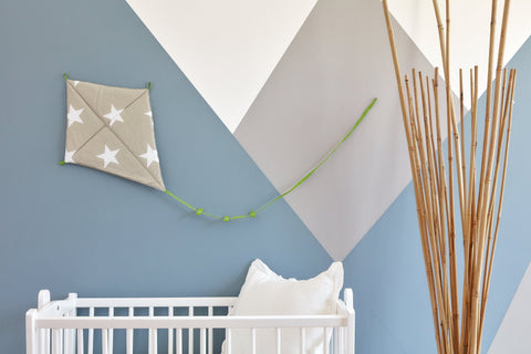 Luftdrage store hvide stjerner på beige