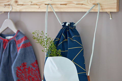 Gymtaske gyldne linjer på mørkeblå