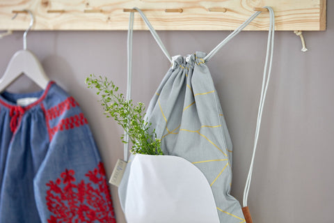 Gymnastiktaske gyldne linjer på grå