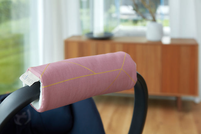 Armbeskytter babysæde gyldne linjer på pink
