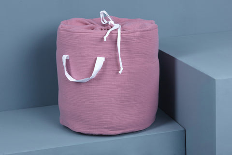 Pink muslin legetøjskurv