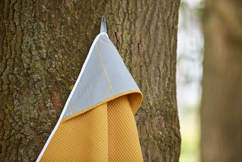 Hætte håndklæde gyldne linjer på grå vaffel piqué sennep