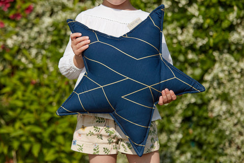 Stjernepude gyldne linjer på mørkeblå