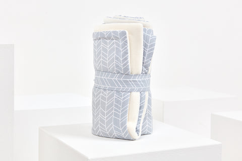 Babytæppe hvidt fjermønster på grå