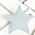 Ein grünes Musselin-Sternkissen mit goldenen Punkten von KraftKids liegt auf weißen rechteckigen Blöcken - ein stilvolles Highlight für jedes Kinderzimmer.