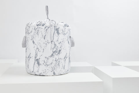 Hvid marmor legetøjskurv