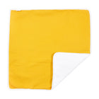 Die KraftKids Wickelunterlage Waffel Piqué senf ist eine quadratische gelbe Wickelunterlage mit Waffelstruktur und weißer Umrandung. Eine umgeklappte Ecke zeigt ihre weiche weiße Unterseite, was sie zu einer bequemen und wasserundurchlässigen Unterlage macht.
