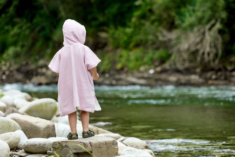 Bath poncho muslin gyldne prikker på pink