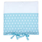 Die KraftKids Bezug für Wickeltischauflage, 75 x 70 cm, hat ein weißes Oberteil und ein pastellblaues, rautenförmig gemustertes Unterteil mit zwei blauen Schleifen zum Binden. Sie ist aus weicher Baumwolle gefertigt und eignet sich perfekt als Wickeltischauflage.