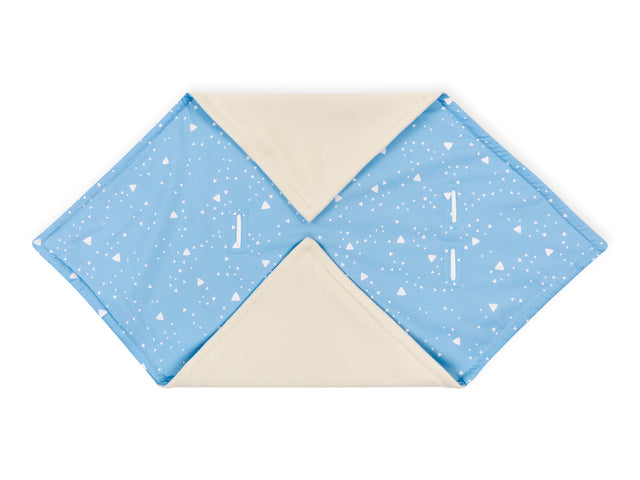 Tæppe til baby autostol vinter afrundede trekanter hvid på blå