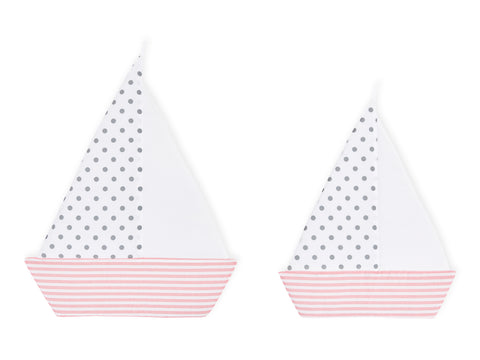 Sejlbåd grå prikker på hvid