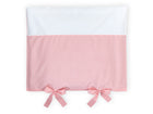Der Bezug für Wickeltischauflage weiße Punkte auf Koralrosa von KraftKids besteht aus 100% Baumwolle, hat ein weißes Oberteil, ein korallrosafarbenes Unterteil mit weißen Punkten, zwei rosa Schleifen und ist bei 40°C waschbar.