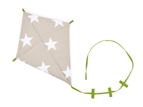 Luftdrage store hvide stjerner på beige