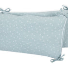 Zwei mintfarbene Bettumrandung Nestchen Musselin Pusteblumen von KraftKids, mit kleinen weißen Pusteblumenmustern, weißen Paspeln und seitlichen Bändern. Handgefertigt aus 100% Baumwolle, überlappend auf weißem Hintergrund.