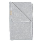 Eine gefaltete KraftKids Babydecke Musselin grau Punkte mit kleinen weißen Punkten, weißer Einfassung und einem beigen Stoffanhänger an einer Ecke liegt auf weißem Grund - ideal als zarte Babydecke oder vielseitige Kinderdecke.